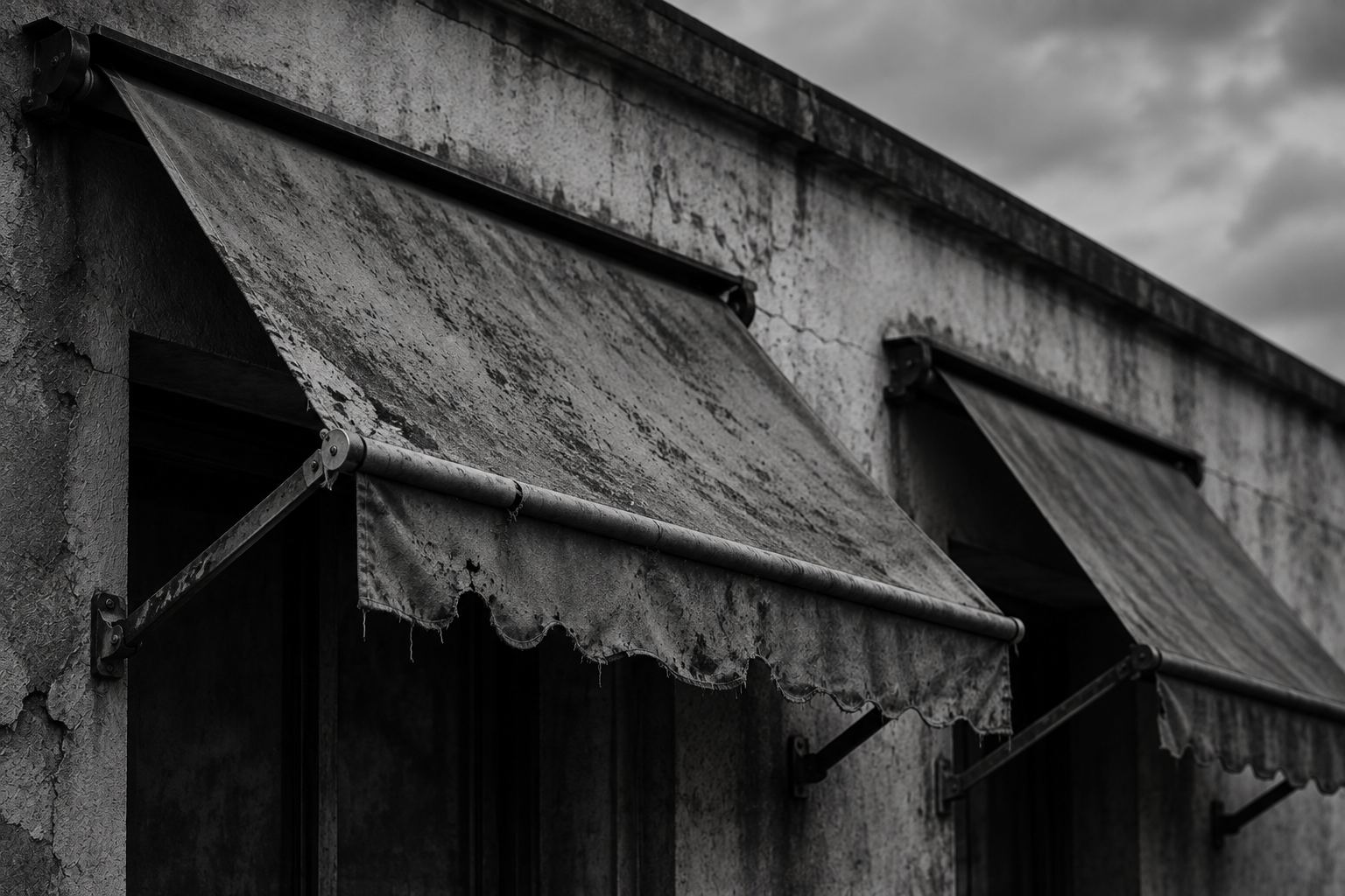 Toldos convencionales deteriorados en una fachada
